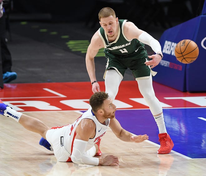 Pistons' Blake Griffin and Bucks' Donte DiVincenzo fight for loose ball in the second quarter.