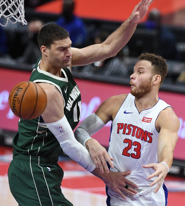 Pistons' Blake Griffin makes a pass around Bucks' Brook Lopez in the first quarter.
