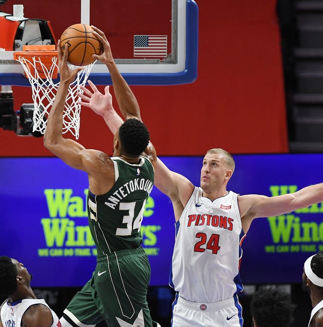 Pistons' Mason Plumlee defends the shot of Bucks' Giannis Antetokounmpo in the second quarter.