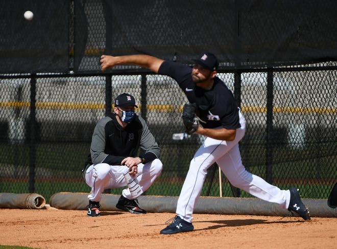 Tigers pitching coach Chris Fetter, left, watchers pitcher Michael Fulmer work in the bullpen at the Detroit Tigers spring training workout in Lakeland, Fla., on Monday, Feb. 22, 2021.