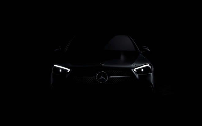2022 Mercedes-Benz C-class running-light signature.