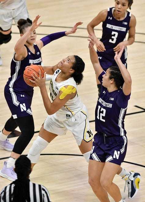 Michigan forward Naz Hillmon (00) looks to the basket between Northwestern's Lindsey Pulliam (10) and Veronica Burton (12) in the second half.