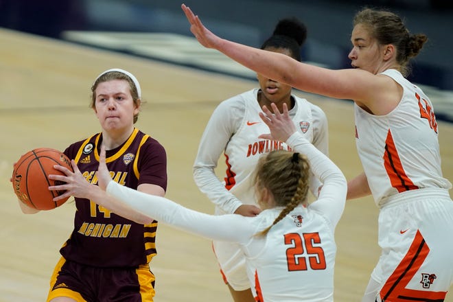 Central Michigan's Molly Davis (14) drives against Bowling Green during the first half.