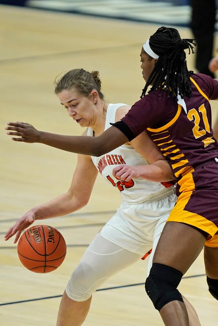 Bowling Green's Clare Glowniak (40) drives against Central Michigan's Jahari Smith (21).