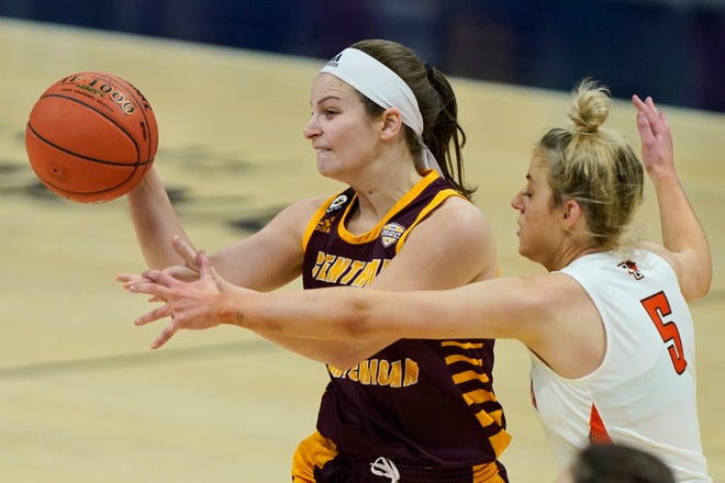 Central Michigan's Maddy Watters, left, passes against Bowling Green's Elissa Brett during the first half.