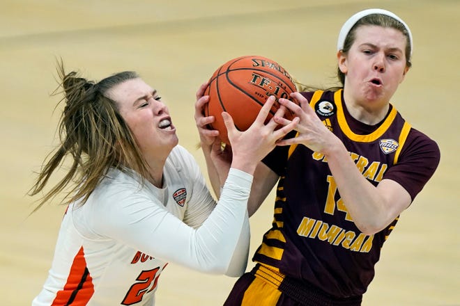 Bowling Green's Kenzie Lewis, left, drives to the basket against Central Michigan's Molly Davis.