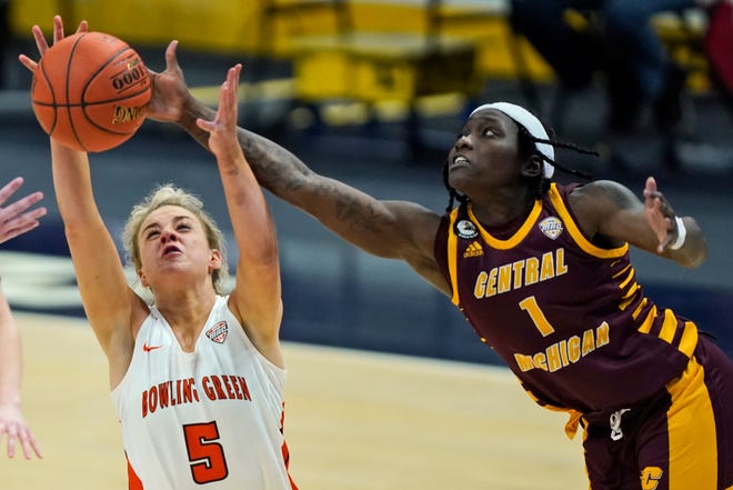 Bowling Green's Elissa Brett (5) and Central Michigan's Micaela Kelly (1) battle for a loose ball.