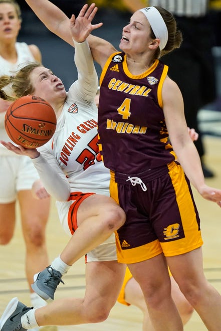 Bowling Green's Lexi Fleming (25) is stopped by Central Michigan's Maddy Watters (4) during the second half.