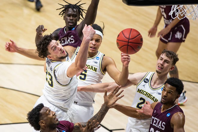 Michigan's Brandon Johns Jr. (23), Terrance Williams II (5), and Franz Wagner (21) compete for a rebound with Texas Southern's Justin Hopkins, left, and Quinton Brigham, right, during the first half.