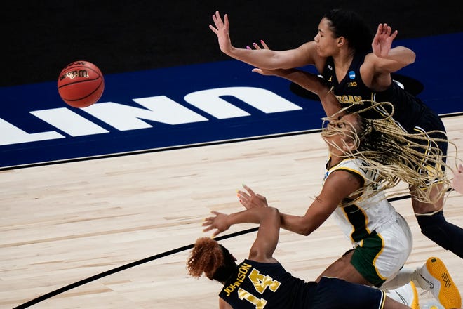Baylor's DiJonai Carrington goes after a loose ball with Michigan's Naz Hillmon and Akienreh Johnson (14).