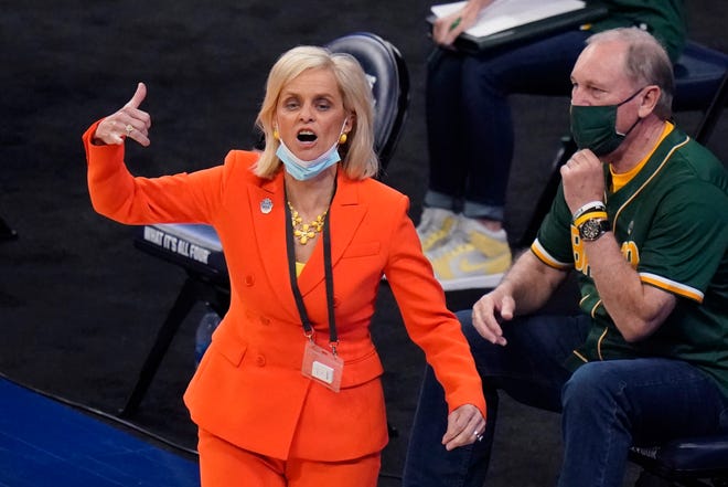Baylor head coach Kim Mulkey calls to her players during the first half.