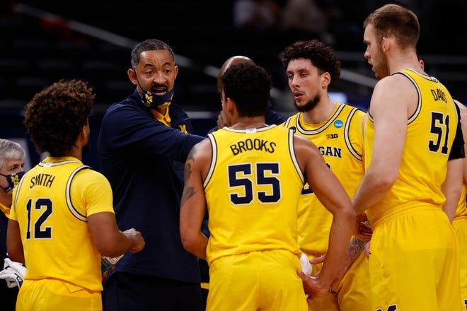 Head coach Juwan Howard speaks with the Michigan Wolverines during a timeout in the second half.