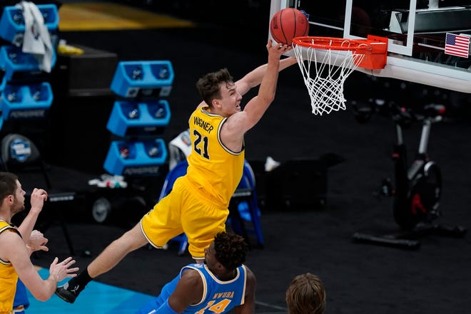 Michigan guard Franz Wagner (21) drives to the basket over UCLA forward Kenneth Nwuba (14) during the first half.