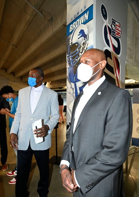 Former Detroit Lions greats Lomas Brown, left, and Herman Moore at the vaccination event.