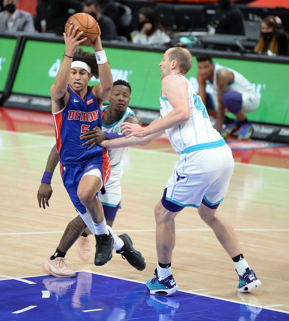 Pistons' Frank Jackson drives past Hornets' Terry Rozier, (l), and Cody Zeller in the fourth quarter.