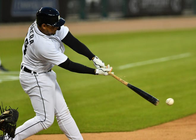 Tigers' Miguel Cabrera singles with an RBI to make it 4-2 Tigers in the fifth inning.