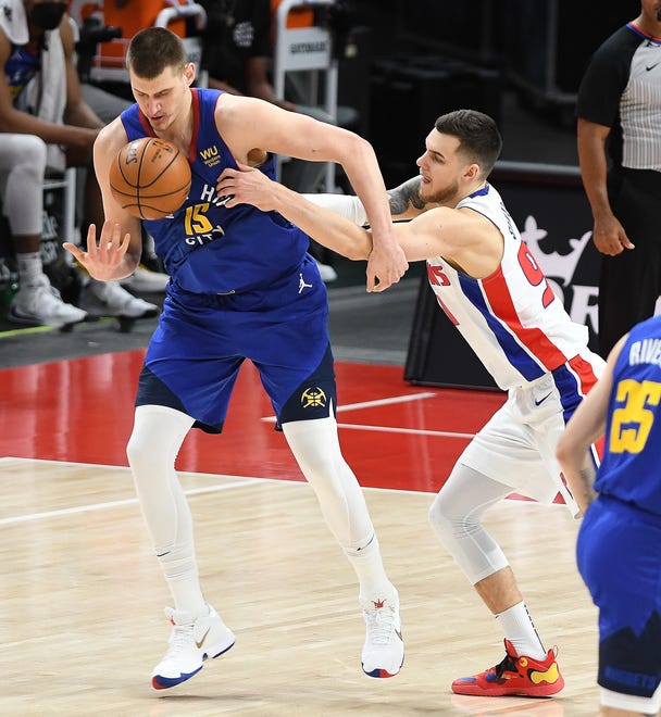 Pistons' Deividas Sirvydis defends the Nuggets' Nikola Jokic in the second quarter.