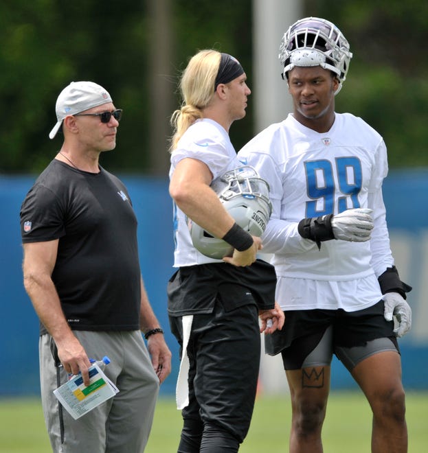 Chris Spielman, left, special assistant to chairman and president and CEO and former Lions linebacker, stands with linebacker Alex Anzalone (34) and defensive end Julian Okwara (99) during practice this week.