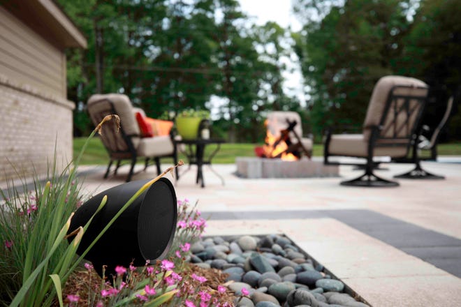 Outdoor speakers take your favorite playlists to another level in an al fresco setting. Entertaining in a natural environment with sophisticated audio equipment carries indoor features outside.