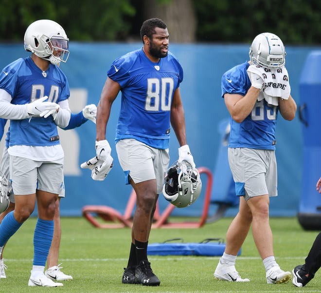 The Lions' Darren Fells and the tight ends head to the next drill.