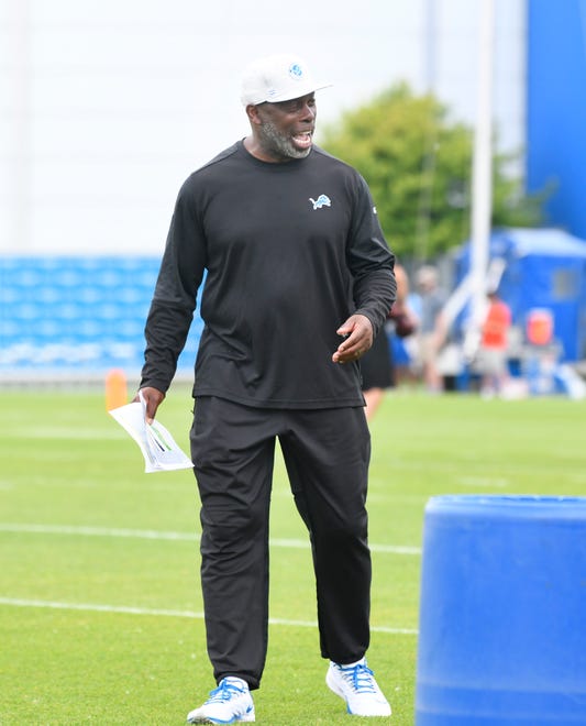 Lions offensive coordinator Anthony Lynn watches over the running backs during drills.