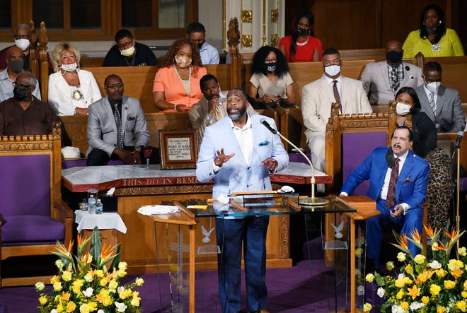 Former Detroit Mayor Kwame Kilpatrick preaches at Historic Little Rock Baptist Church.