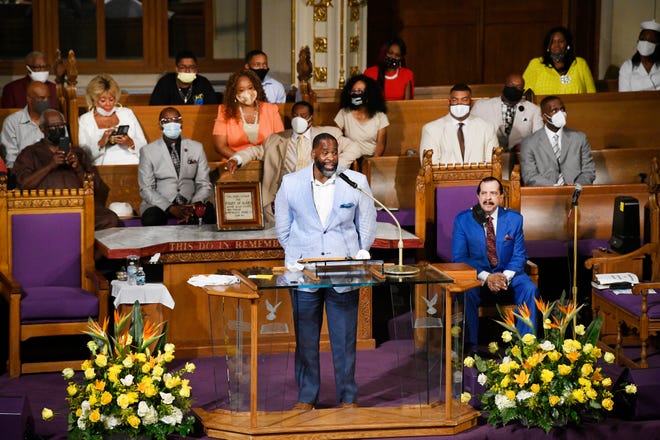 Former Detroit Mayor Kwame Kilpatrick preaches at Historic Little Rock Baptist Church.