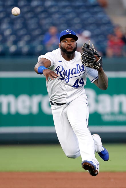 Royals' Hanser Alberto (49) throws toward first base during the game.
