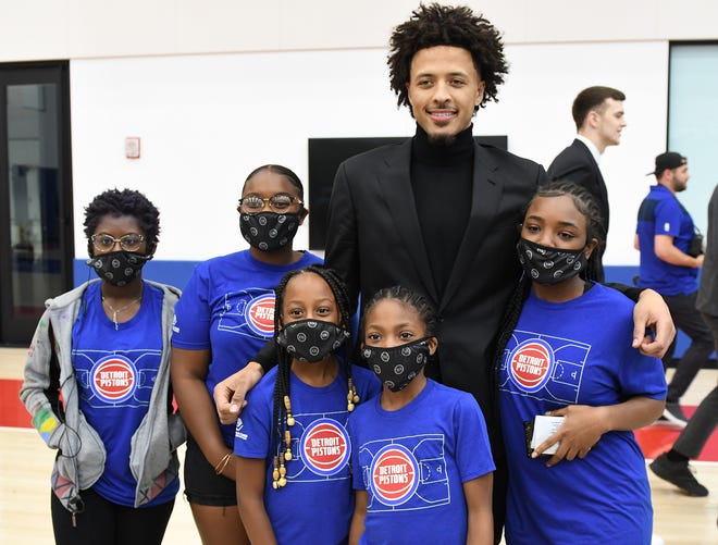Cade Cunningham pose with a group of kids for Boys & Girls Club of Southeastern Michigan after the Pistons press conference.