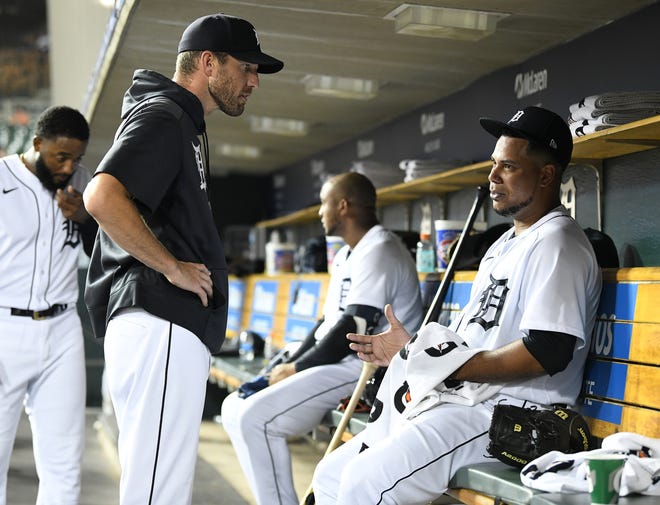 From left, Tigers pitching coach Chris Fetter talks with pitcher Wily Peralta in the dugout in the sixth inning.