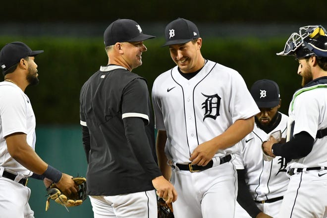 From left, Tigers manager AJ Hinch talks with pitcher Derek Holland as he makes a pitching change in the eighth inning.