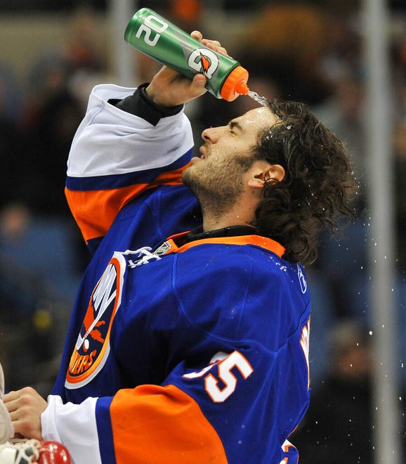 New York Islanders goalie Al Montoya splashes water on his face before the start of the NHL game in 2011 against the Los Angeles Kings in Uniondale, N.Y.