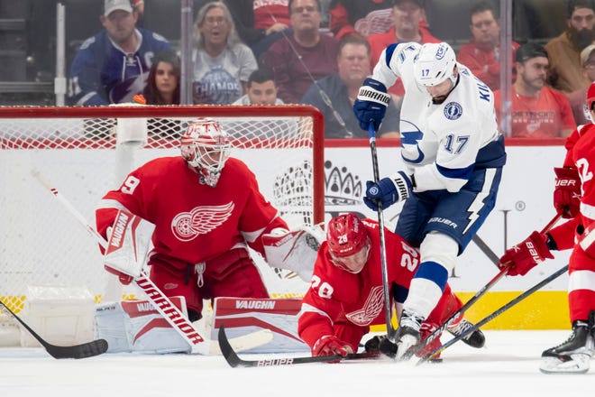 Tampa Bay left wing Alex Killorn tries to get the puck past Detroit’s defense during the third period.