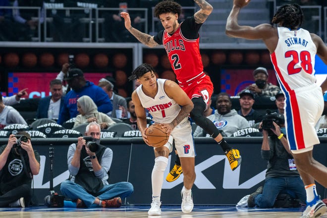Pistons Killian Hayes tries to pass the ball as Chicago guard Lonzo Ball applies heavy pressure during the first quarter.