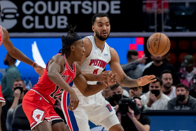 Detroit forward Trey Lyles and Chicago guard Ayo Dosunmu battle for possession during the fourth quarter.