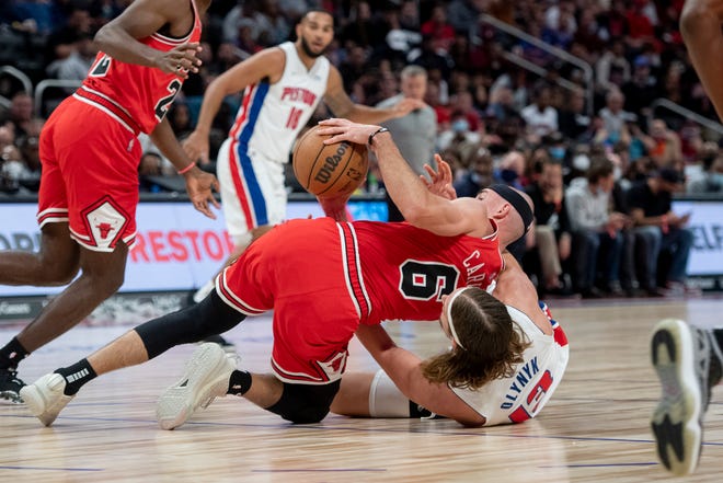 Chicago guard Alex Caruso and Detroit forward Kelly Olynyk battle for a loose ball during the third quarter.vid Guralnick / The Detroit News)