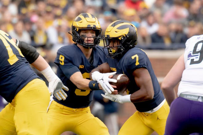 Michigan quarterback J.J. McCarthy hands the ball off to running back Donovan Edwards during the second quarter.