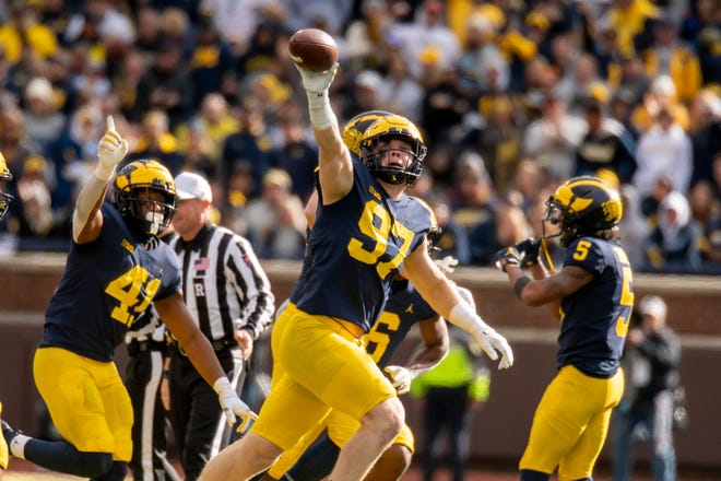Michigan defensive end Aidan Hutchinson celebrates after Michigan recovered a Northwestern fumble during the fourth quarter.