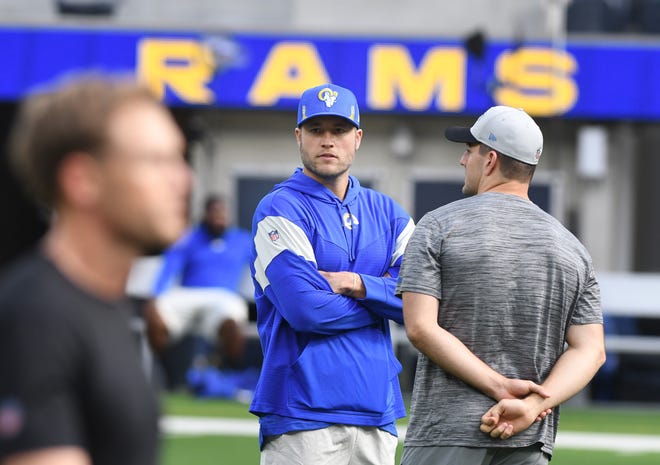 Rams and former Lions quarterback Matthew Stafford talks with Lions backup quarterback David Blough before the game.