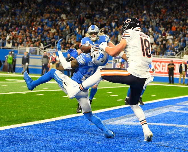 Lions cornerback Amani Oruwariye pulls down the ball intended for Bears tight end Jesse James, a former Lion, but can't hang on to the end zone interception in the second quarter.