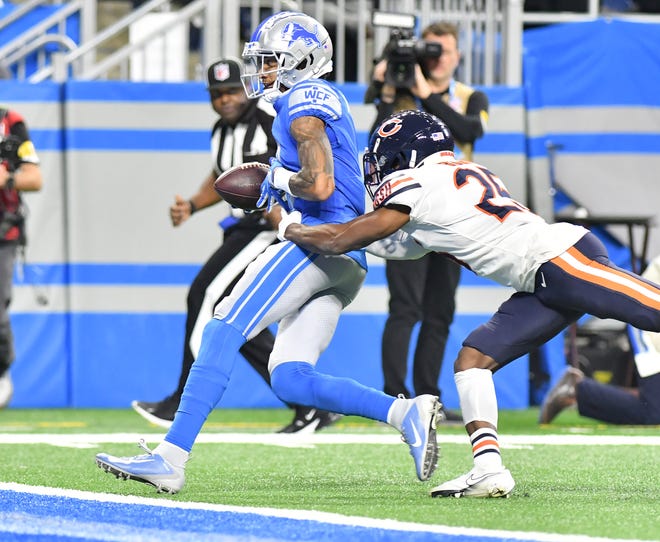 Lions wide receiver Josh Reynolds (8) heads for the end zone with Bears cornerback Artie Burns (25) trying to stop him in the first half.