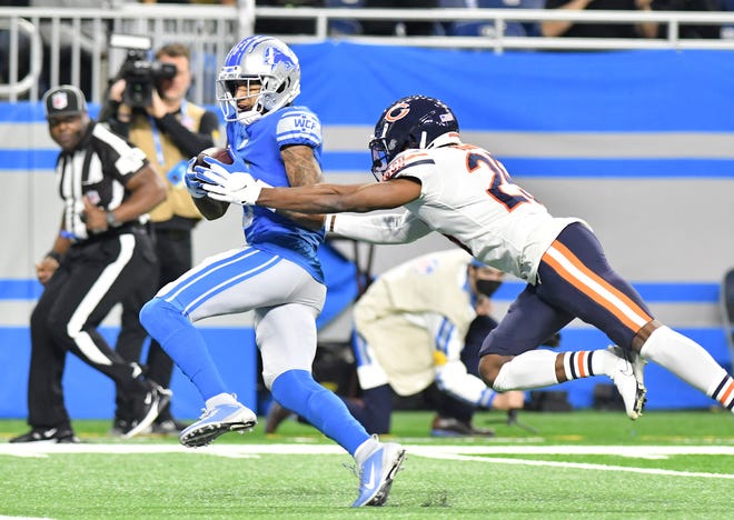Lions wide receiver Josh Reynolds (8) heads for the end zone with Bears cornerback Artie Burns (25) trying to stop him in the first half Sunday in Detroit.