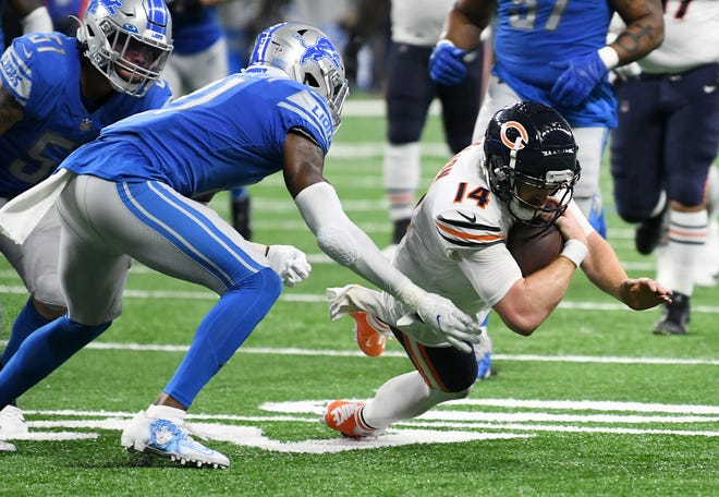 Lions free safety Tracy Walker III (21) closes in on Bears quarterback Andy Dalton (14) in the fourth quarter.
