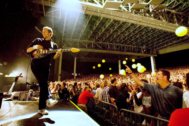 Chris Martin performs with Coldplay at DTE Energy Music Theater in Clarkston on Tuesday, August 30, 2005.