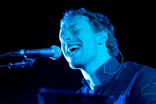 Chris Martin performs with Coldplay at DTE Energy Music Theater in Clarkston on Tuesday, August 30, 2005.