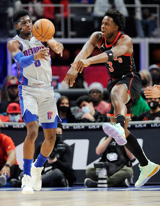 Detroit Pistons guard Hamidou Diallo (6) and Toronto Raptors forward OG Anunoby (3) fight for a loose ball in the second quarter.