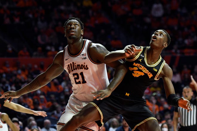 Illinois' Kofi Cockburn (21) and Michigan's Moussa Diabate vie for a rebound during the first half.