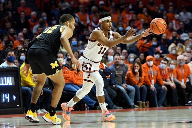 Illinois' Alfonso Plummer (11) passes the ball as Michigan's DeVante' Jones defends during the first half.