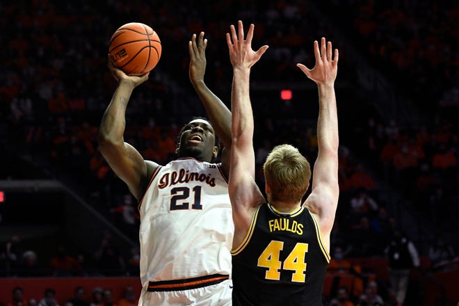 Illinois' Kofi Cockburn (21) shoots over Michigan's Jaron Faulds during the first half on Friday, Jan. 14, 2022, in Champaign, Ill.