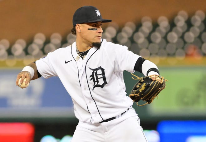 Tigers shortstop Javier Báez prepares to throw to first base for an out in the seventh inning.